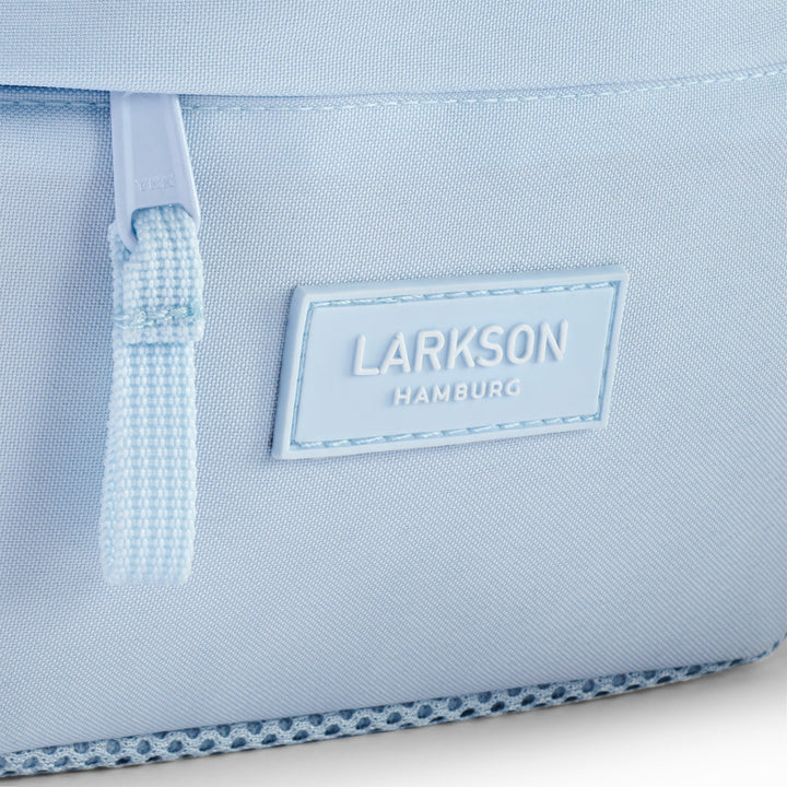 Nahaufnahme der hellblauen nachhaltigen Bauchtasche Ole von Larkson mit Reißverschluss und Markenlogo