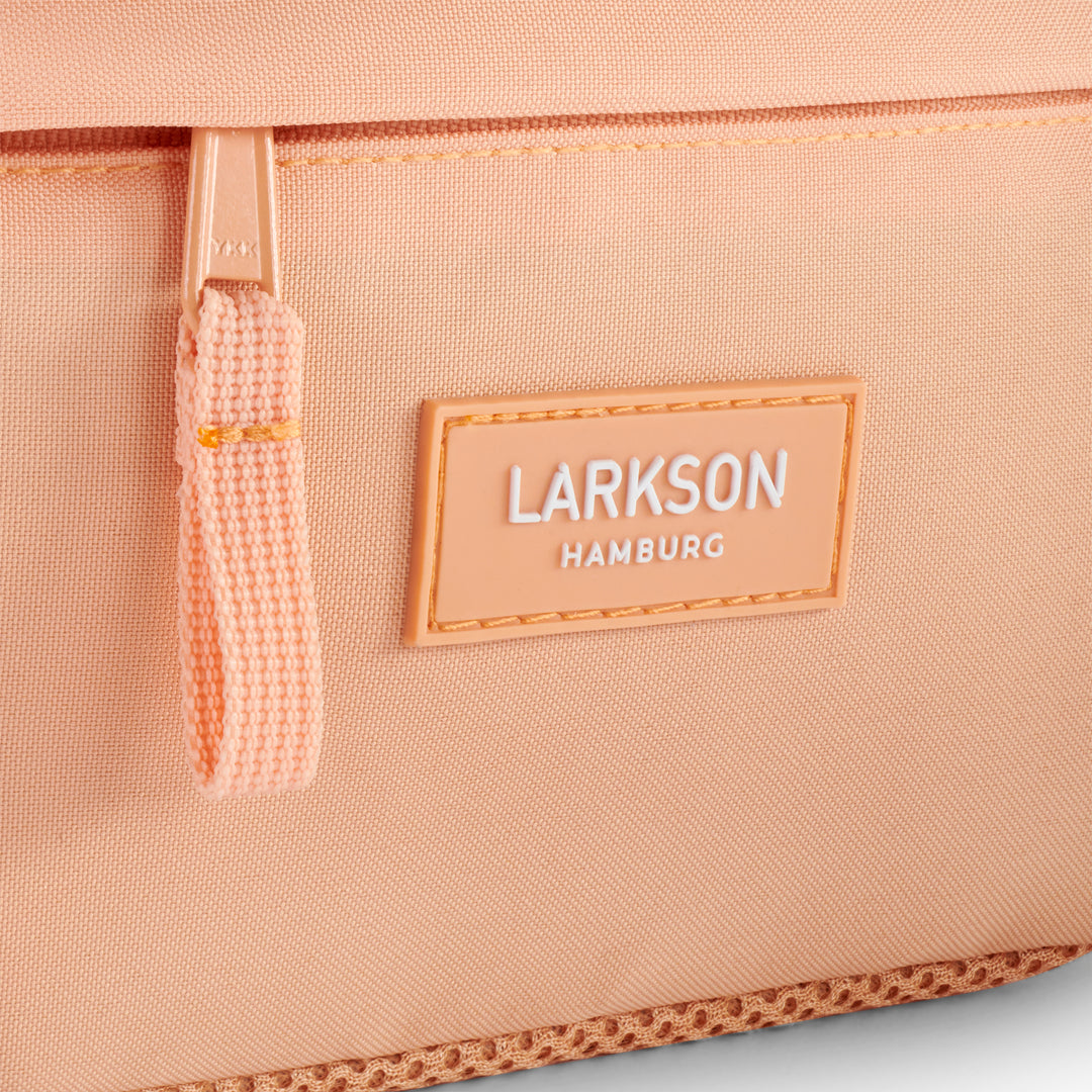 Nahaufnahme der peachfarbenen Bauchtasche Ole von Larkson mit Reißverschluss und Logoschild