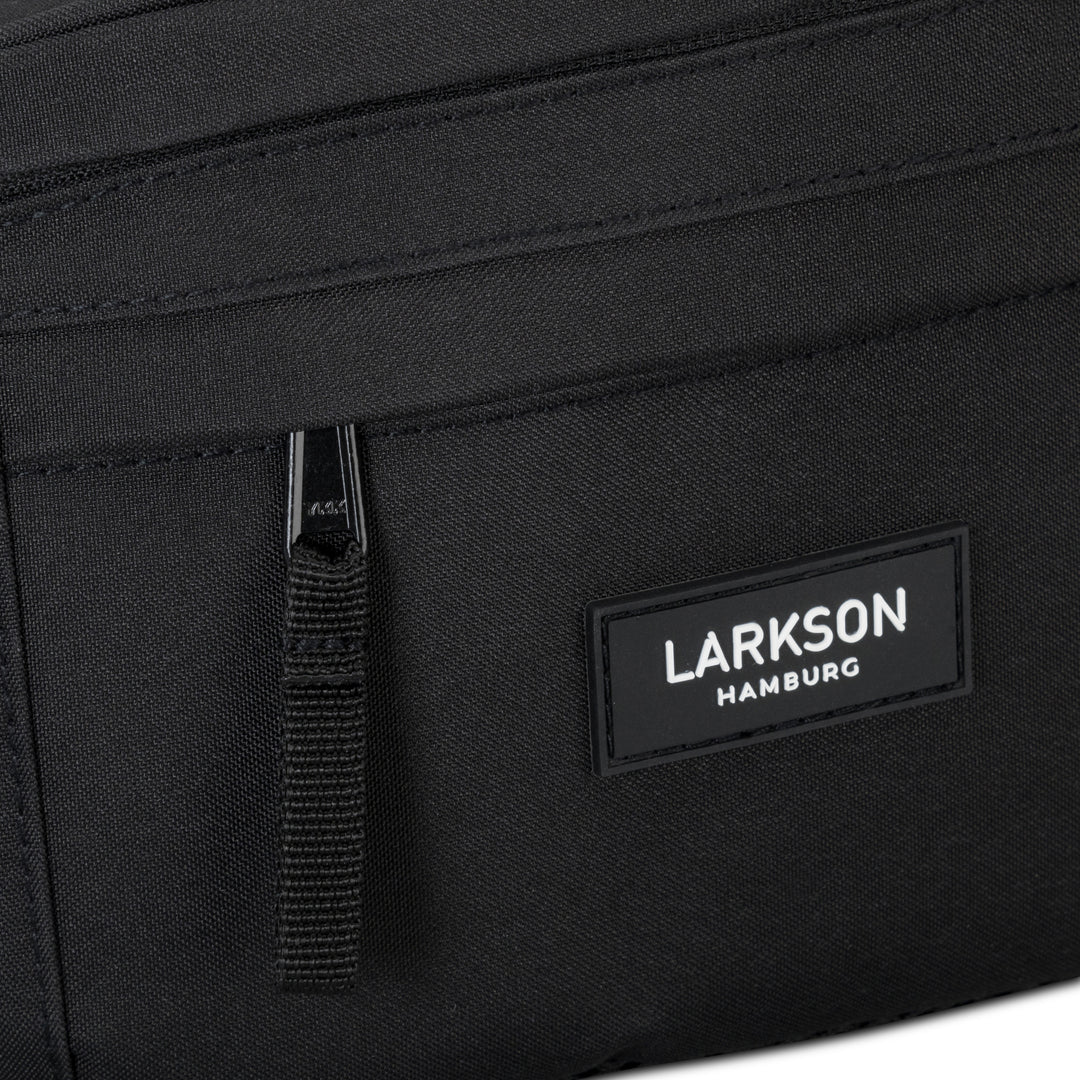 Nahaufnahme der schwarzen, nachhaltigen Bauchtasche Ole von Larkson mit Reißverschluss und Logo