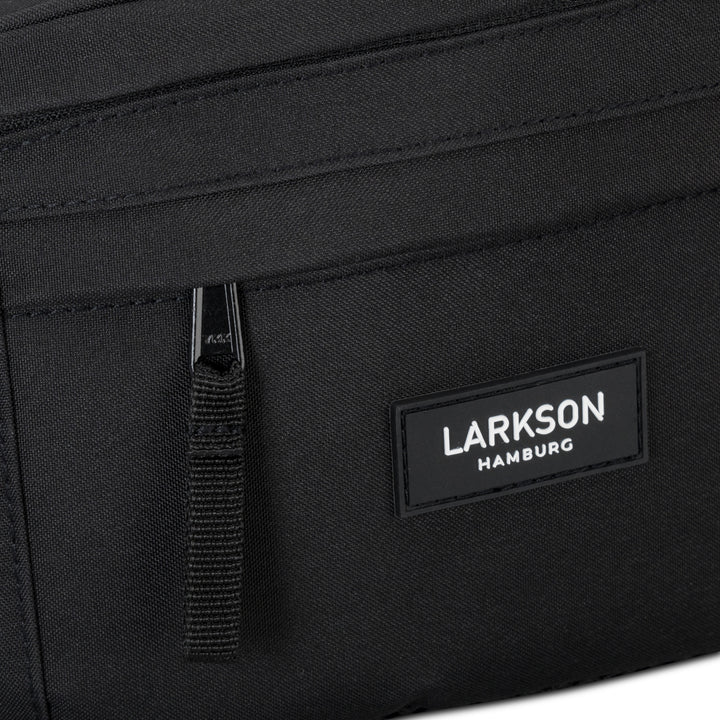 Nahaufnahme der schwarzen, nachhaltigen Bauchtasche Ole von Larkson mit Reißverschluss und Logo