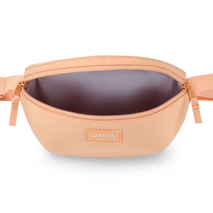 LARKSON Bauchtasche Finn in Pfirsichfarbe mit offenem Hauptfach und Logo vorne