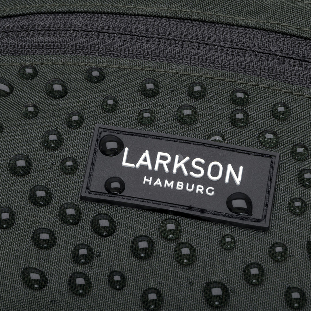 Grünes wasserabweisendes Material mit schwarzen Wassertropfen und 'LARKSON HAMBURG' Logo