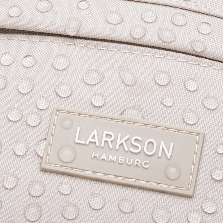 Nahaufnahme der wasserabweisenden beige Bauchtasche 'Ole' von Larkson mit sichtbaren Wassertropfen auf dem Material