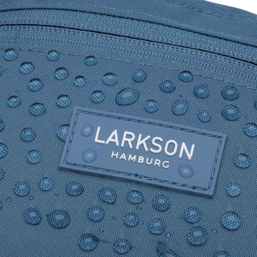 Blaue LARKSON Bauchtasche Finn mit wasserabweisender Oberfläche und Logo mit Aufschrift 'LARKSON HAMBURG'