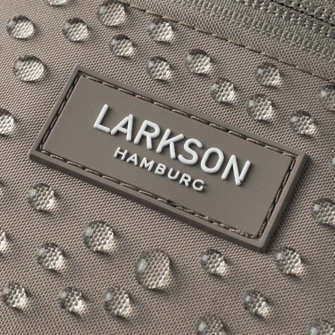 Nahaufnahme der wasserabweisenden LARKSON Bauchtasche Finn in Gravel mit Wassertropfen