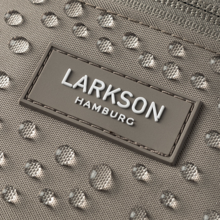 Nahaufnahme der wasserabweisenden LARKSON Bauchtasche Finn in Gravel mit Wassertropfen