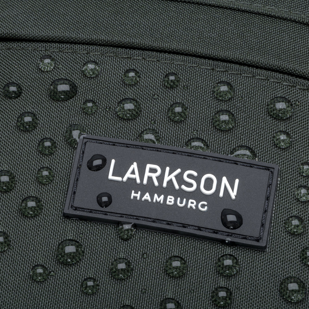 Wasserabweisendes grünes Material der Bauchtasche Ole mit kleinem Larkson Hamburg Aufnäher