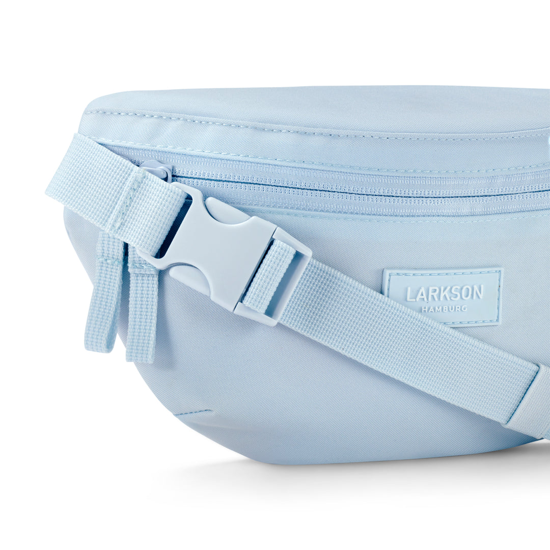 Wasserabweisende Bauchtasche Finn von Larkson in eisblau mit verstellbarem Gurt und Reißverschluss