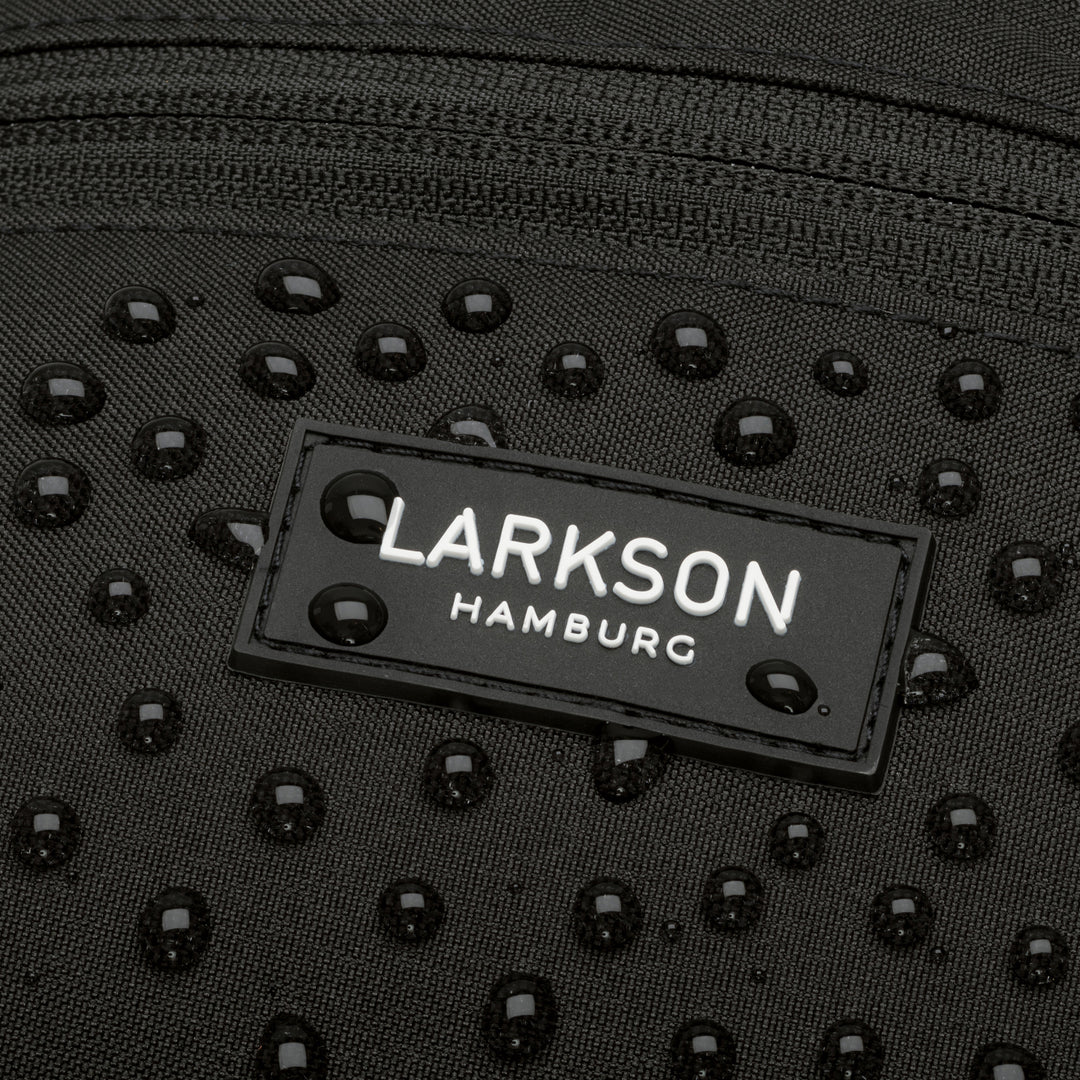 Wasserabweisende schwarze Bauchtasche Finn von Larkson mit Logo und Wassertropfen