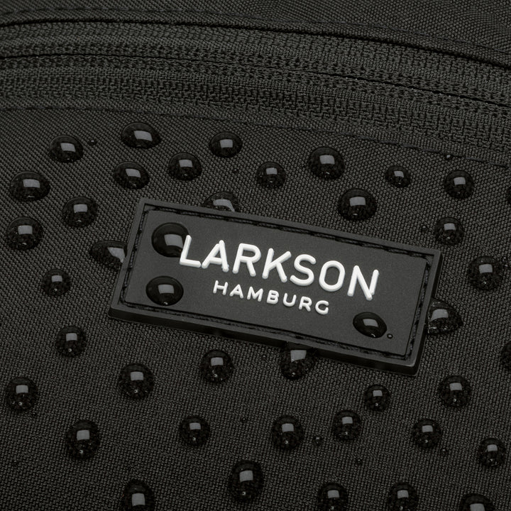 Wasserabweisende schwarze Bauchtasche Finn von Larkson mit Logo und Wassertropfen