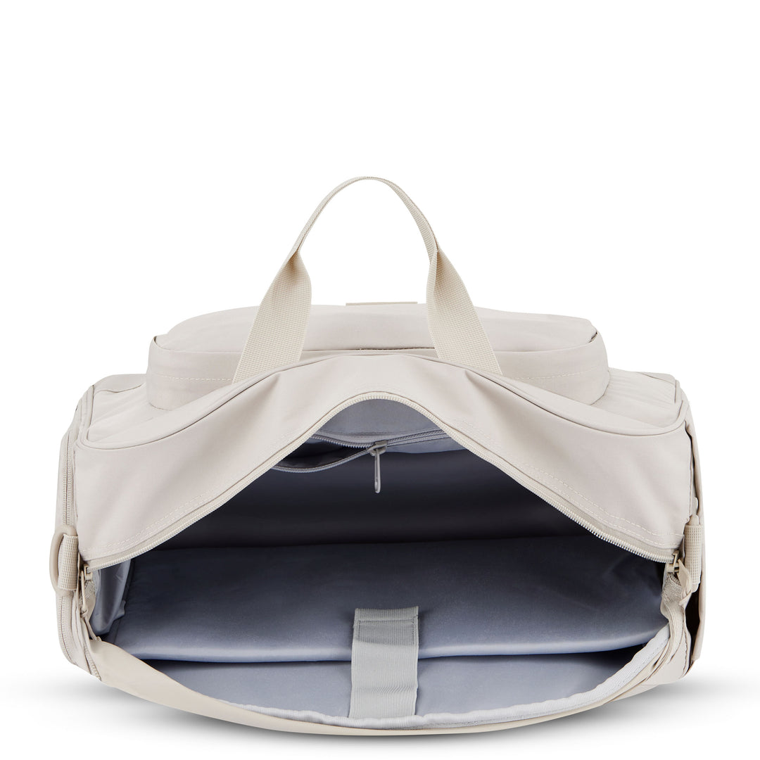 Beige Reisetasche Finja von LARKSON offen mit Blick auf das geräumige Innenfach und Tragegriffen