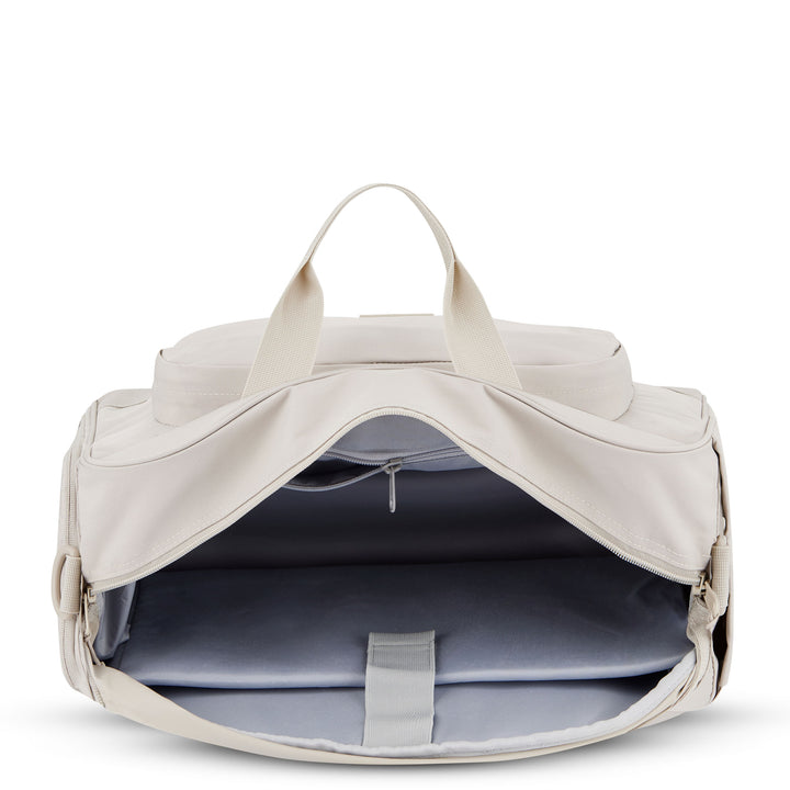 Beige Reisetasche Finja von LARKSON offen mit Blick auf das geräumige Innenfach und Tragegriffen