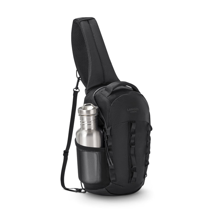 Schwarze LARKSON Brusttasche ‚Sling Bag Klint‘ mit Netzseitentasche und silberner Trinkflasche