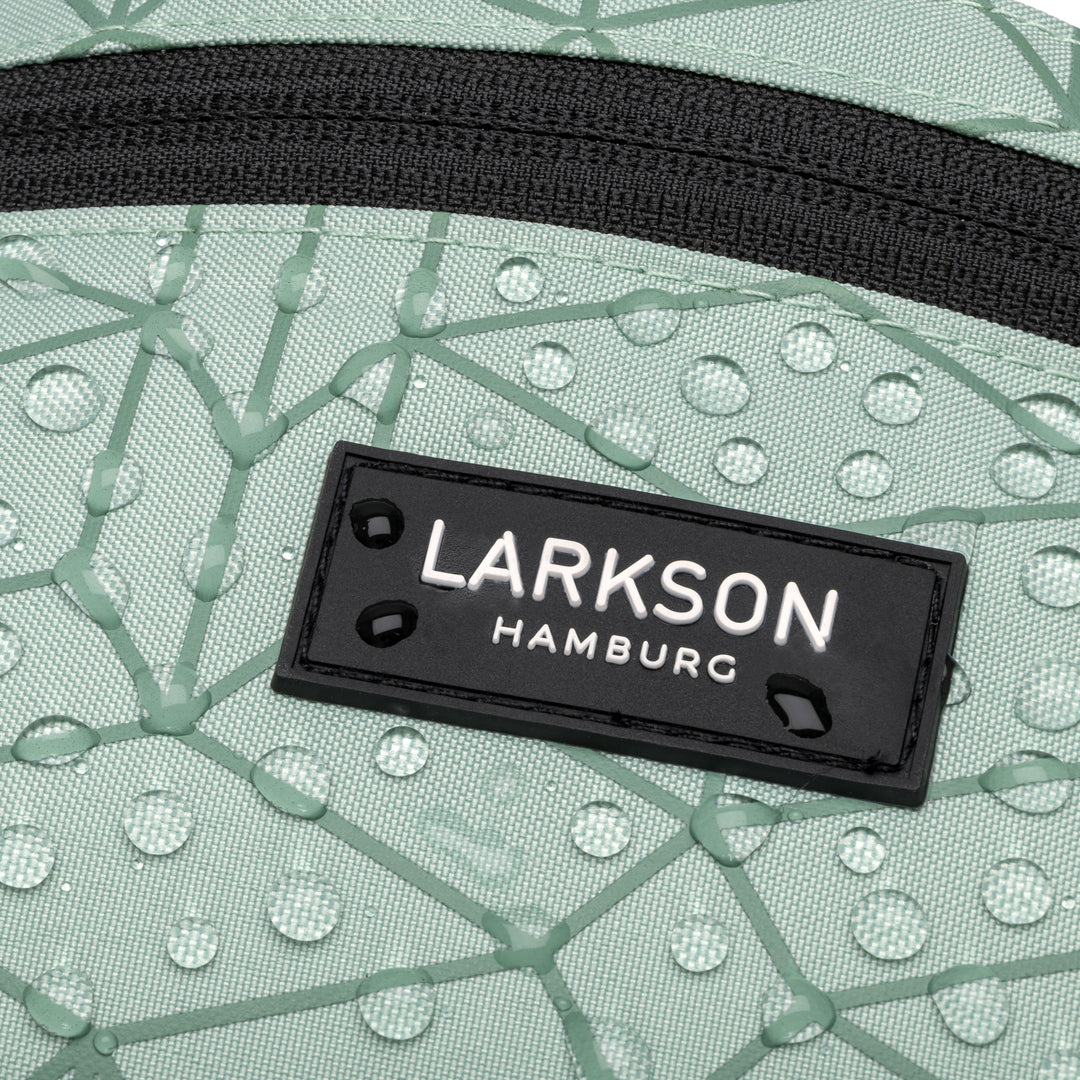 Mintgrüne Damen-Bauchtasche 'Finn' von Larkson mit schwarzem Reißverschluss und Logoplack