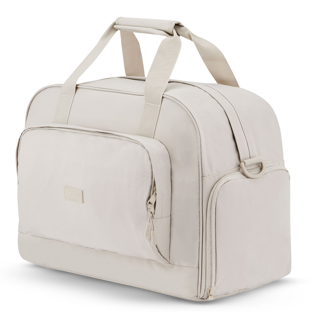 Beige Reisetasche Finja von LARKSON mit großem Frontfach und zwei Tragegriffen