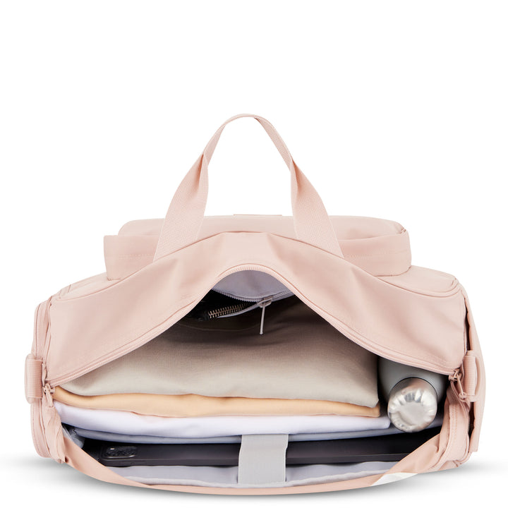 Rosa Damen-Reisetasche Finja geöffnet, zeigt Kleidung, Wasserflasche und Smartphonefach