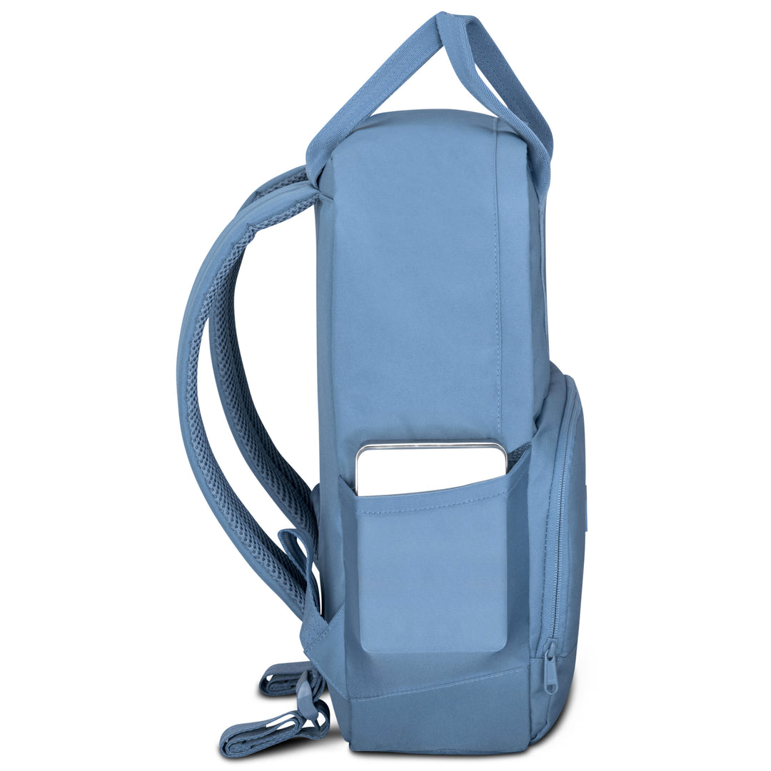 Blauer Rucksack No 6 von LARKSON mit seitlicher Außentasche, teilweise gefüllt