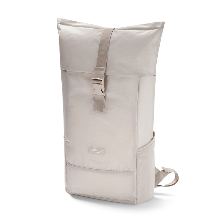 Beiger faltbarer Rolltop Rucksack Arne von LARKSON mit Klickverschluss und seitlichen Taschen