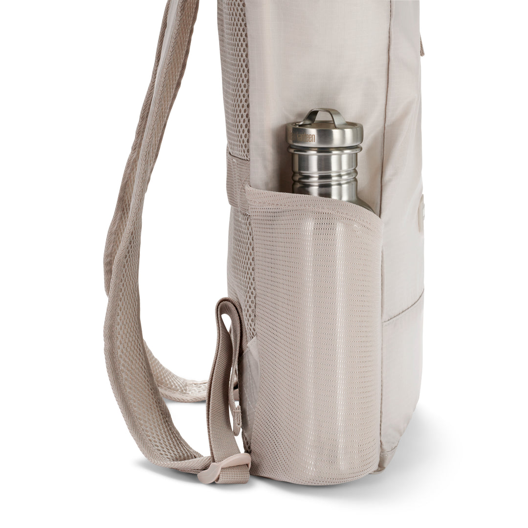 Beiger faltbarer Rolltop Rucksack Arne mit seitlicher Netztasche und Metall-Wasserflasche