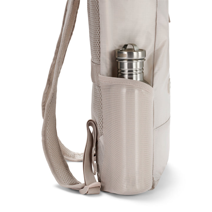 Beiger faltbarer Rolltop Rucksack Arne mit seitlicher Netztasche und Metall-Wasserflasche