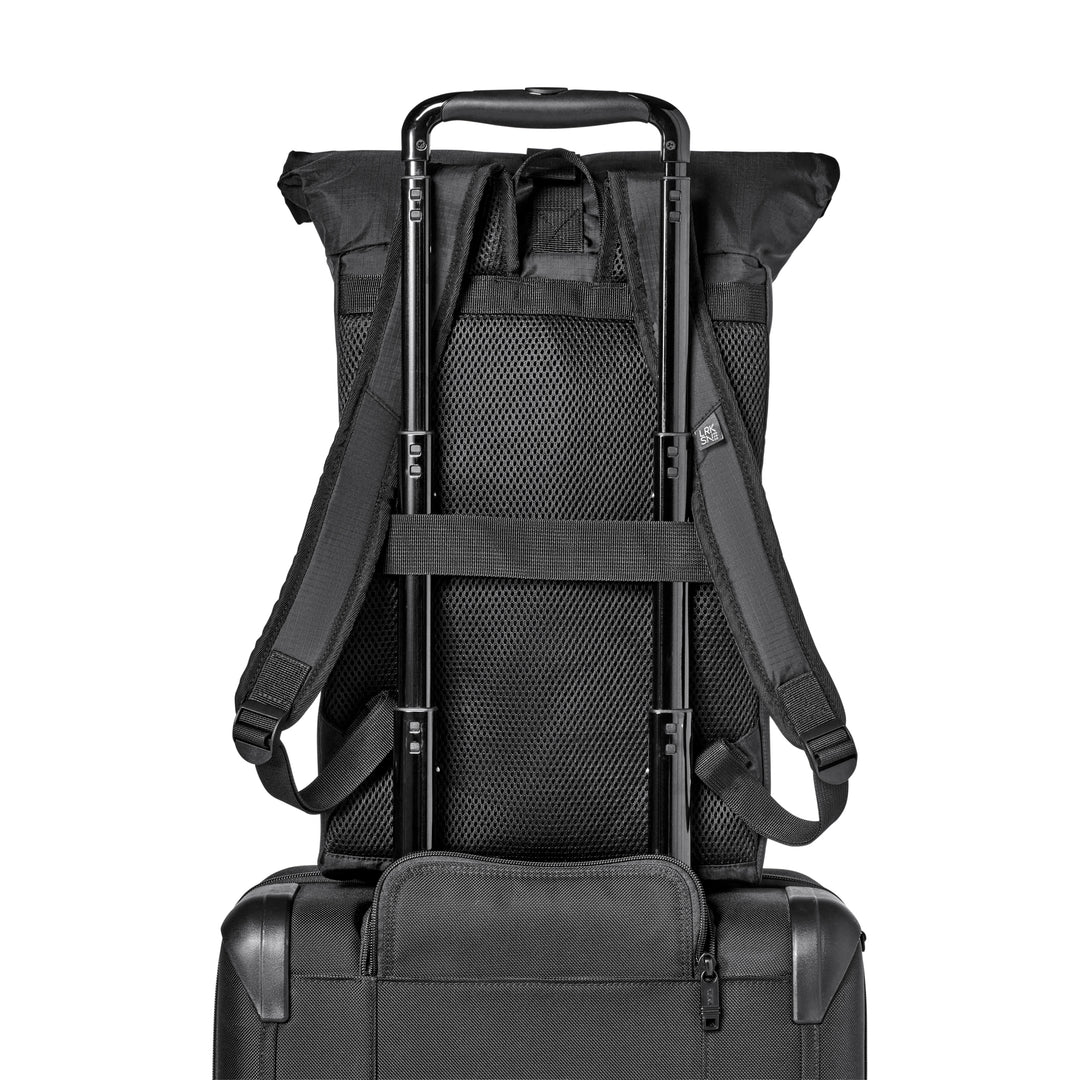 Schwarzer faltbarer Rolltop Rucksack Arne auf einem schwarzen Trolley-Griff befestigt