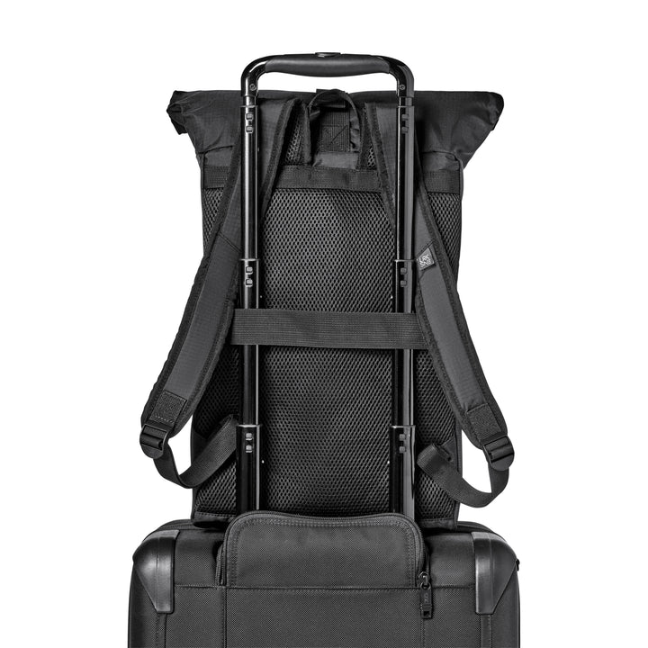Schwarzer faltbarer Rolltop Rucksack Arne auf einem schwarzen Trolley-Griff befestigt