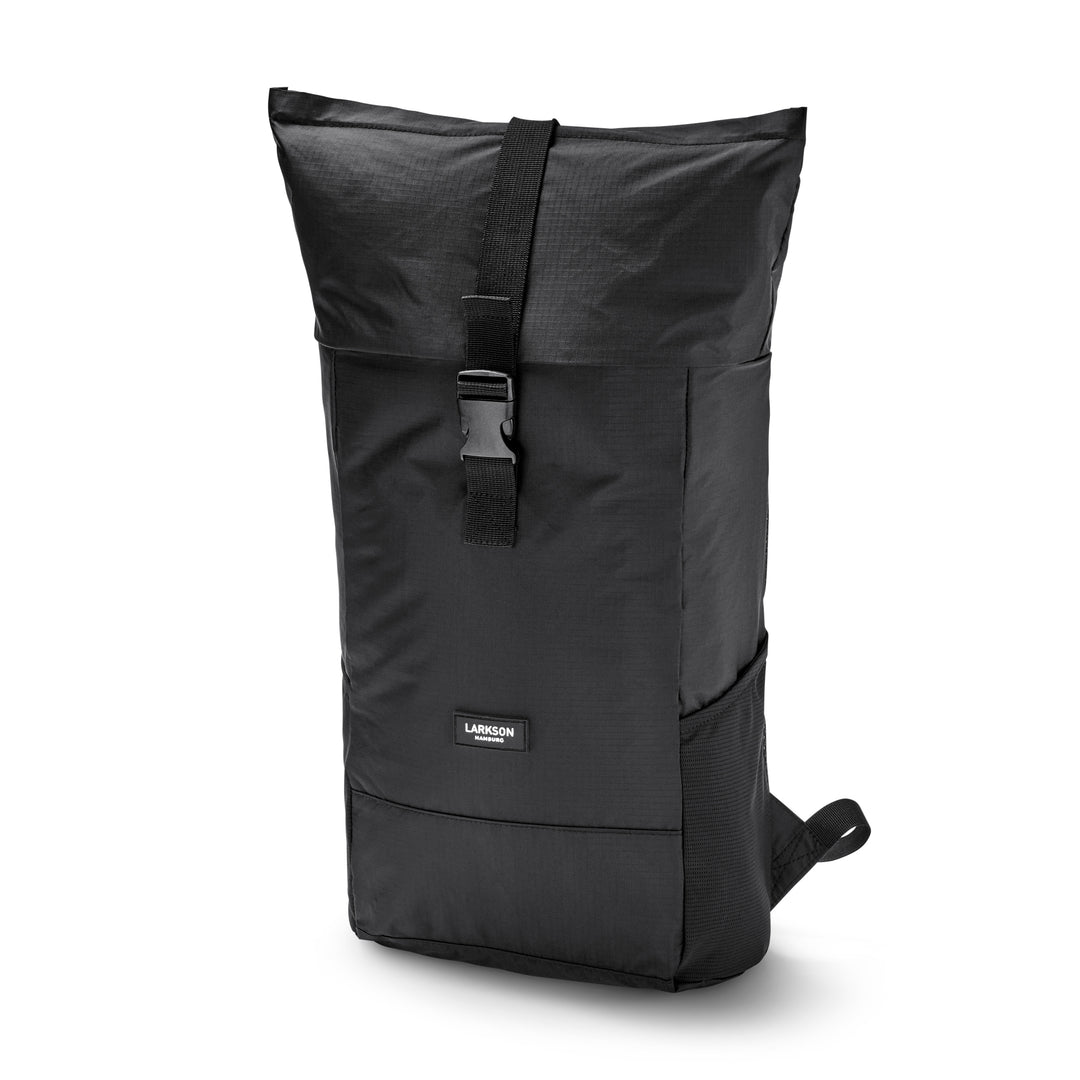 Schwarzer faltbarer Rolltop-Rucksack Arne von Larkson aus robustem Material mit Frontclip und Seitentaschen