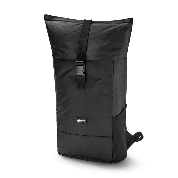 Schwarzer faltbarer Rolltop-Rucksack Arne von Larkson aus robustem Material mit Frontclip und Seitentaschen