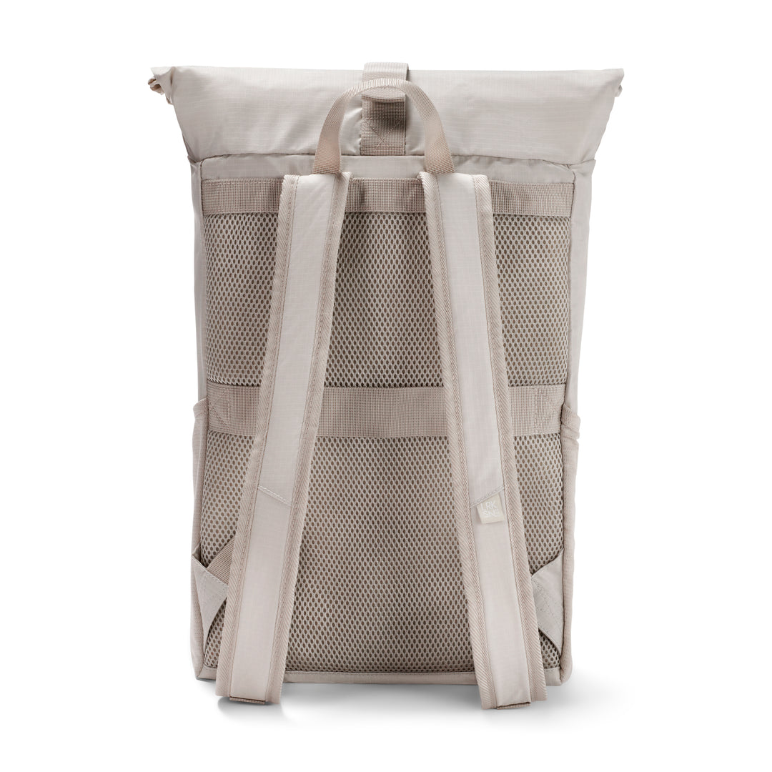 Faltbarer Rolltop Rucksack Arne in beigem Sand, Rückseite mit gepolsterten, verstellbaren Trägern und Mesh-Rückenpanel