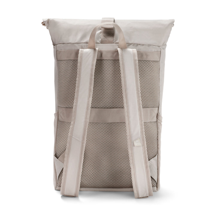 Faltbarer Rolltop Rucksack Arne in beigem Sand, Rückseite mit gepolsterten, verstellbaren Trägern und Mesh-Rückenpanel
