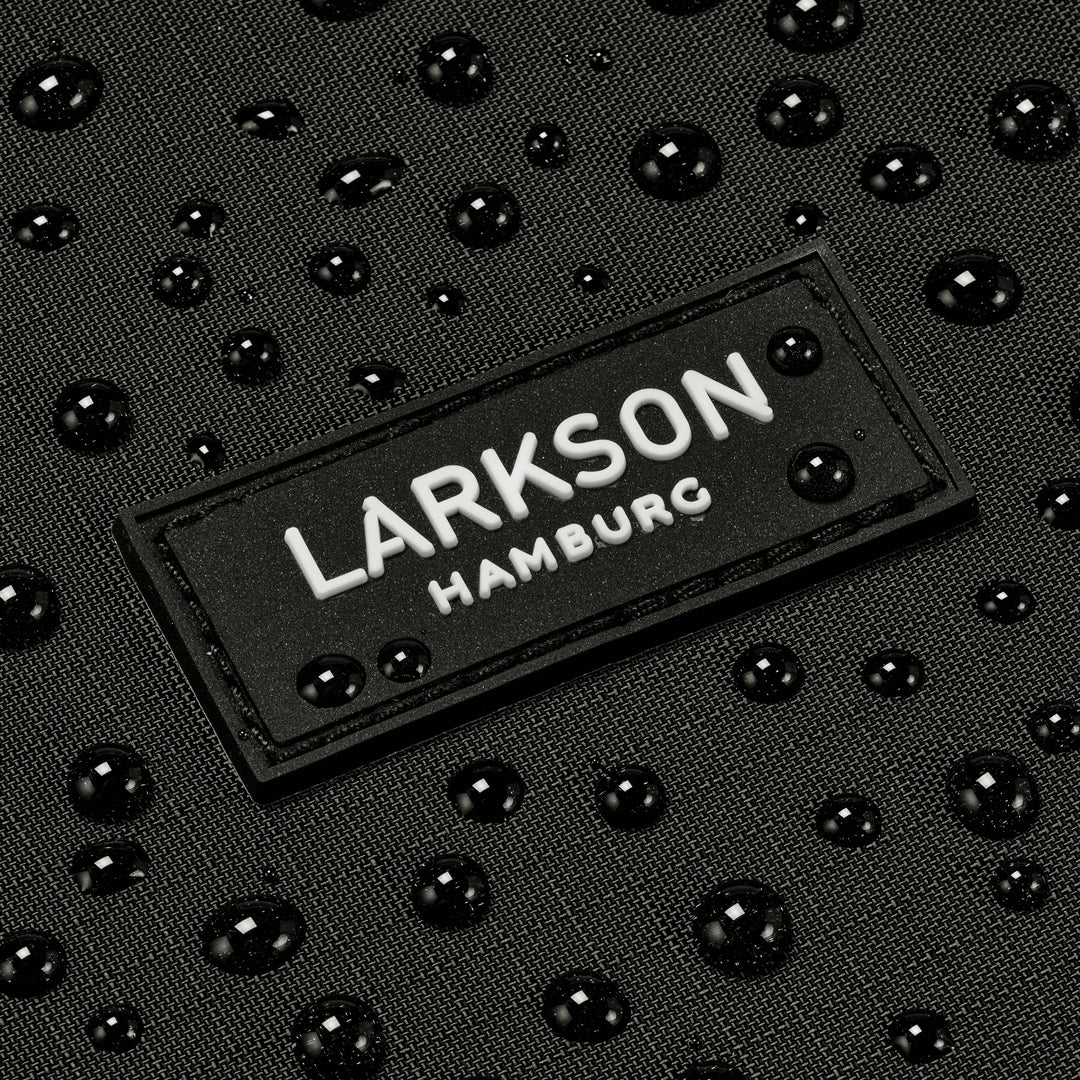 LARKSON Markenlogo auf wasserabweisendem schwarzen Stoff mit Wassertropfen