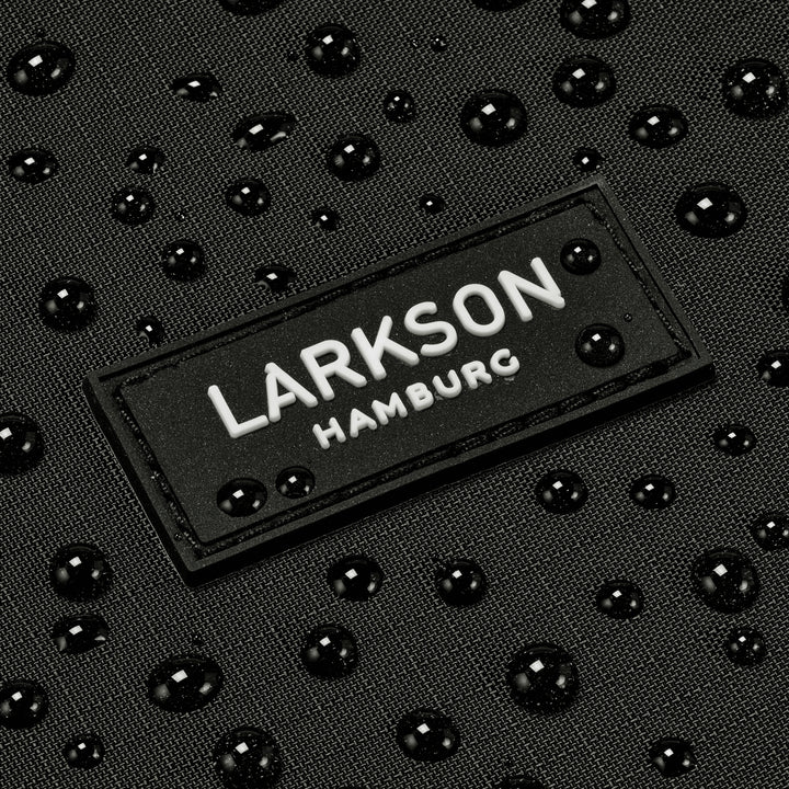 LARKSON Markenlogo auf wasserabweisendem schwarzen Stoff mit Wassertropfen