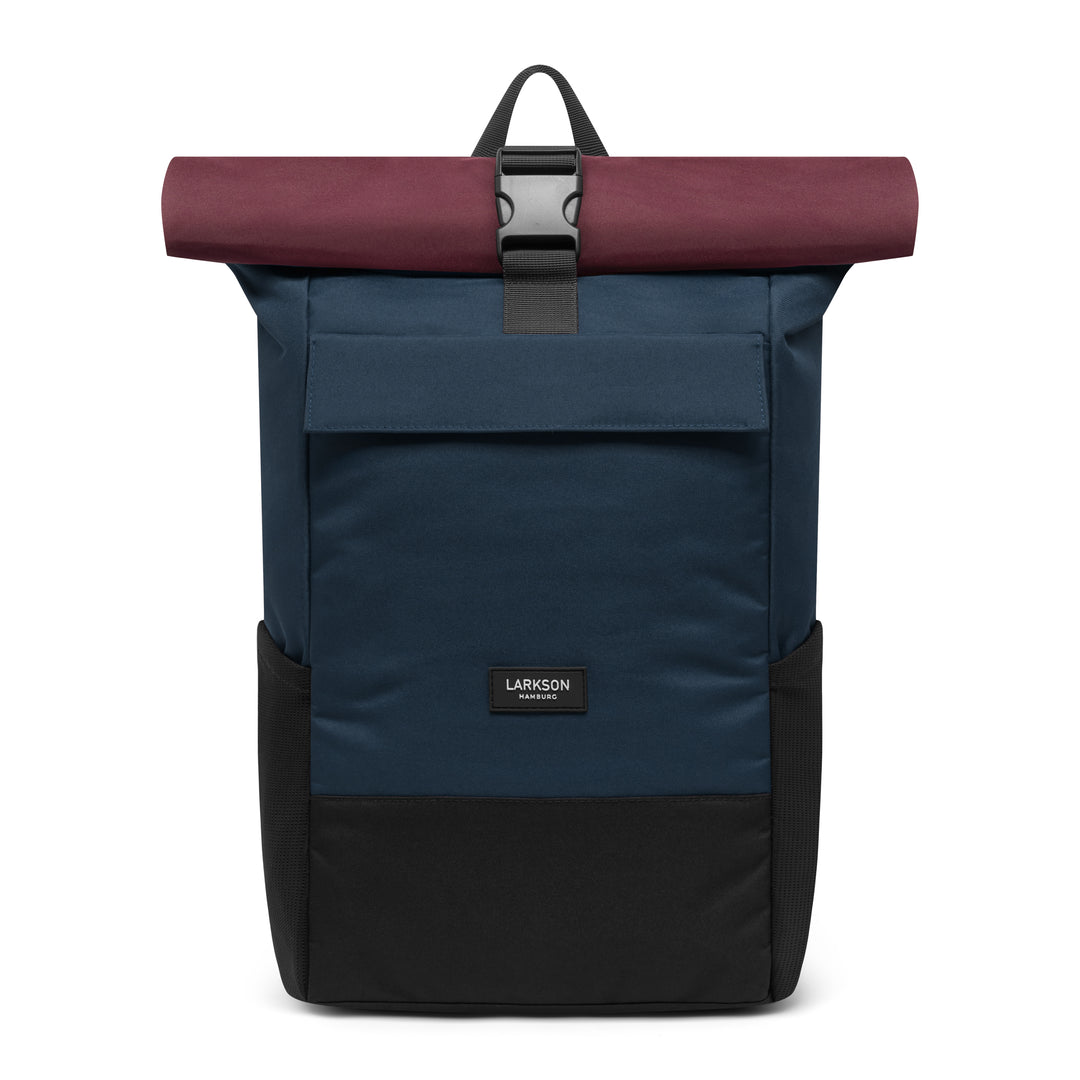 Rolltop Rucksack No 4 von LARKSON in blau und schwarz mit berry-farbenem Rollverschluss