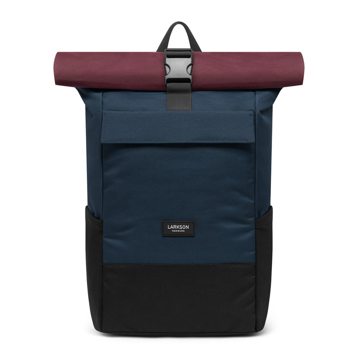 Rolltop Rucksack No 4 von LARKSON in blau und schwarz mit berry-farbenem Rollverschluss