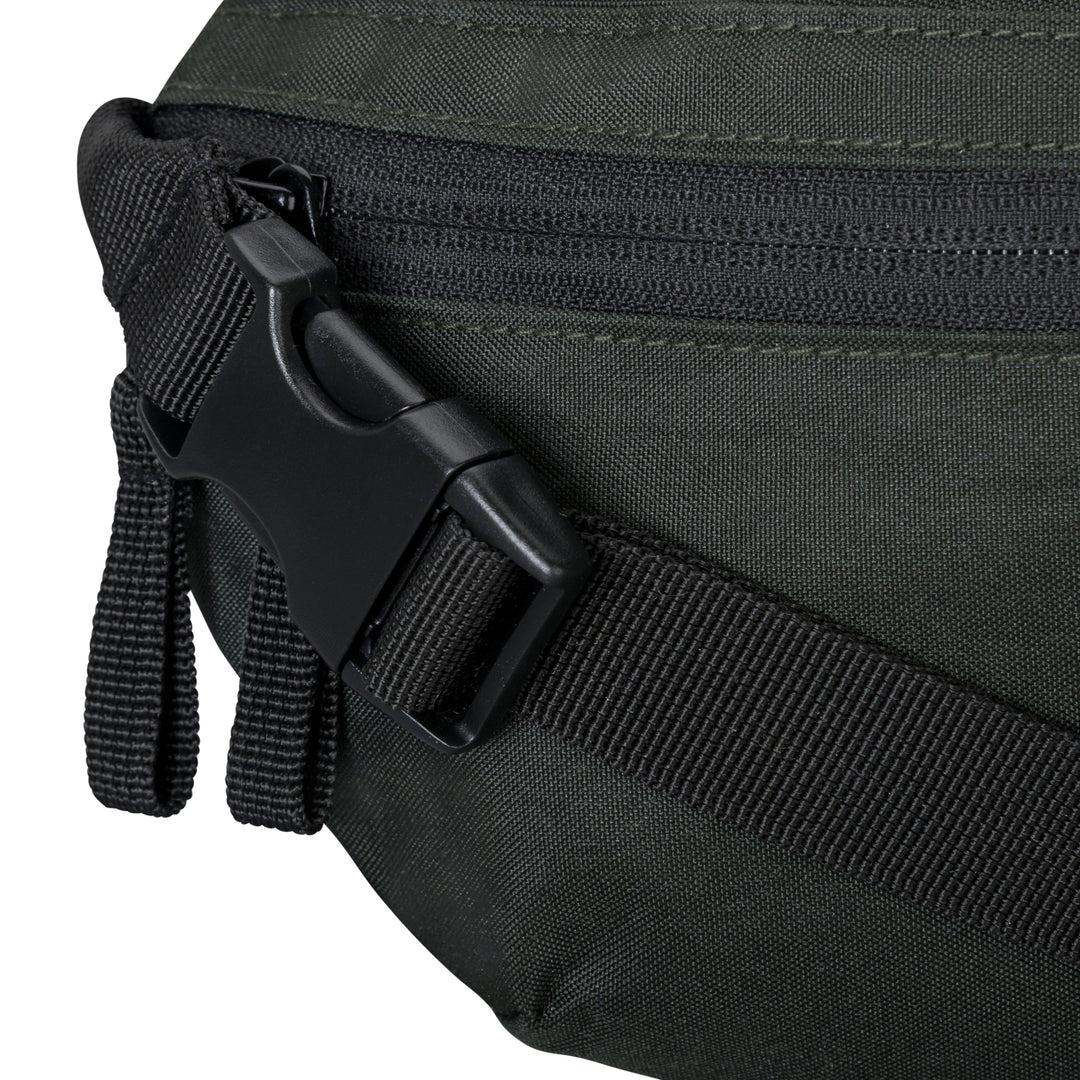 Grüne Bauchtasche Finn von LARKSON mit schwarzem verstellbarem Gurt und Klickverschluss