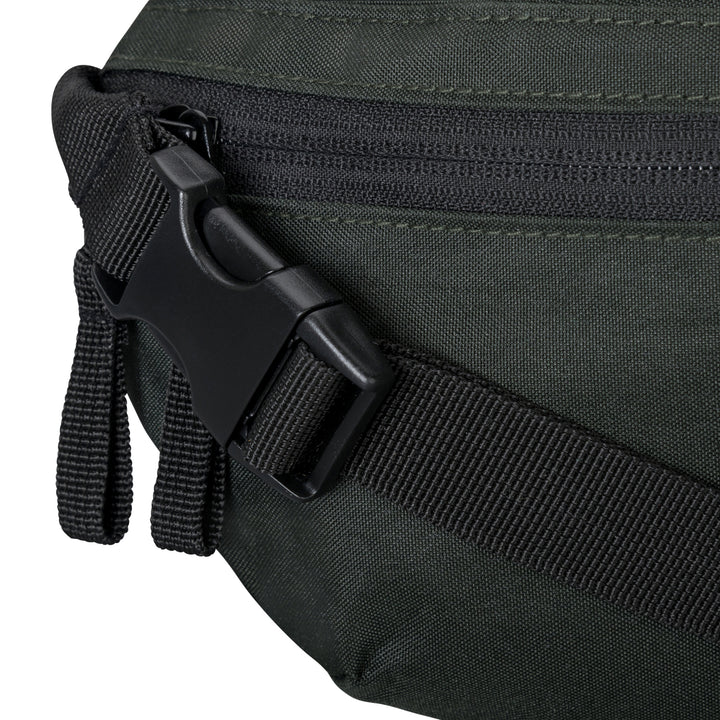 Grüne Bauchtasche Finn von LARKSON mit schwarzem verstellbarem Gurt und Klickverschluss