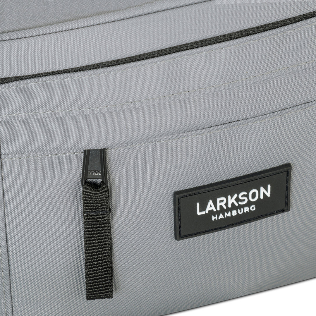 Graue Bauchtasche Ole von Larkson mit schwarzem Reißverschluss und Logo-Patch