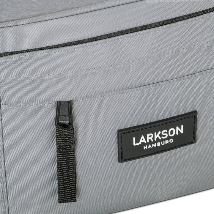 Graue Bauchtasche Ole von Larkson mit schwarzem Reißverschluss und Logo-Patch