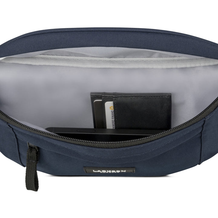 Blaue Bauchtasche Ole von LARKSON mit geöffnetem Hauptfach, darin Geldbörse und Smartphone