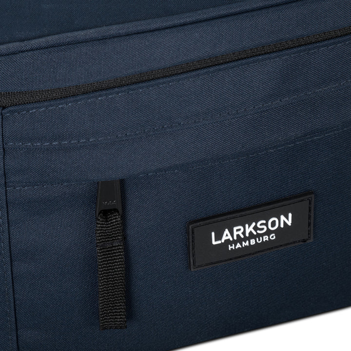 Dunkelblaue Bauchtasche Ole von Larkson mit Reißverschluss und 'LARKSON HAMBURG' Logo