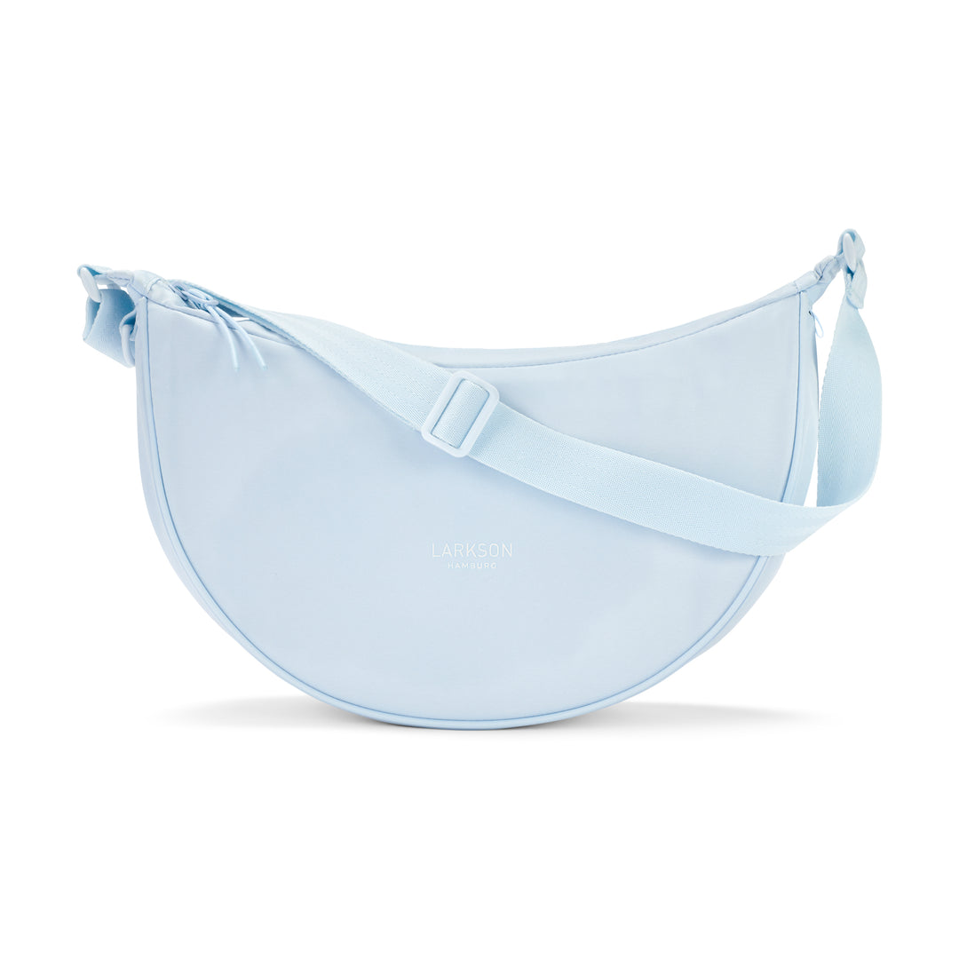 Halbmond-Tasche Solveig Medium von LARKSON in eisblau mit verstellbarem Schultergurt