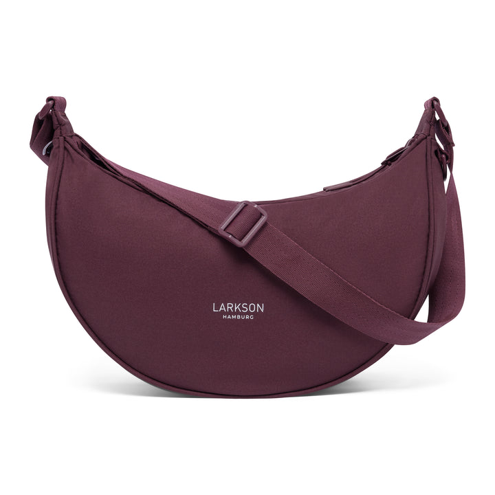 Halbmondtasche Solveig Medium von Larkson in modernem Beerenton mit verstellbarem Schultergurt