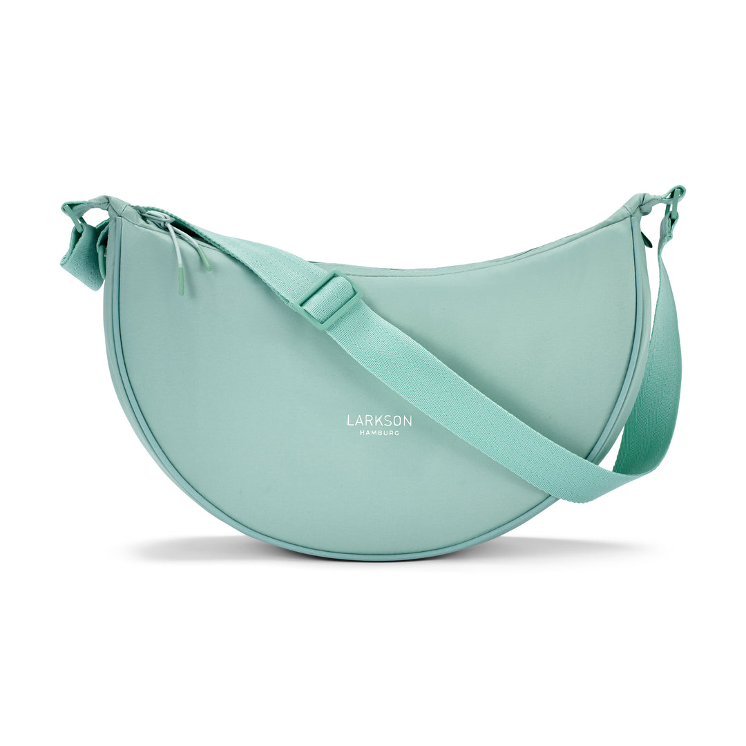 Halbmondförmige LARKSON Half Moon Bag Solveig Medium in modernem Mint mit verstellbarem Schultergurt