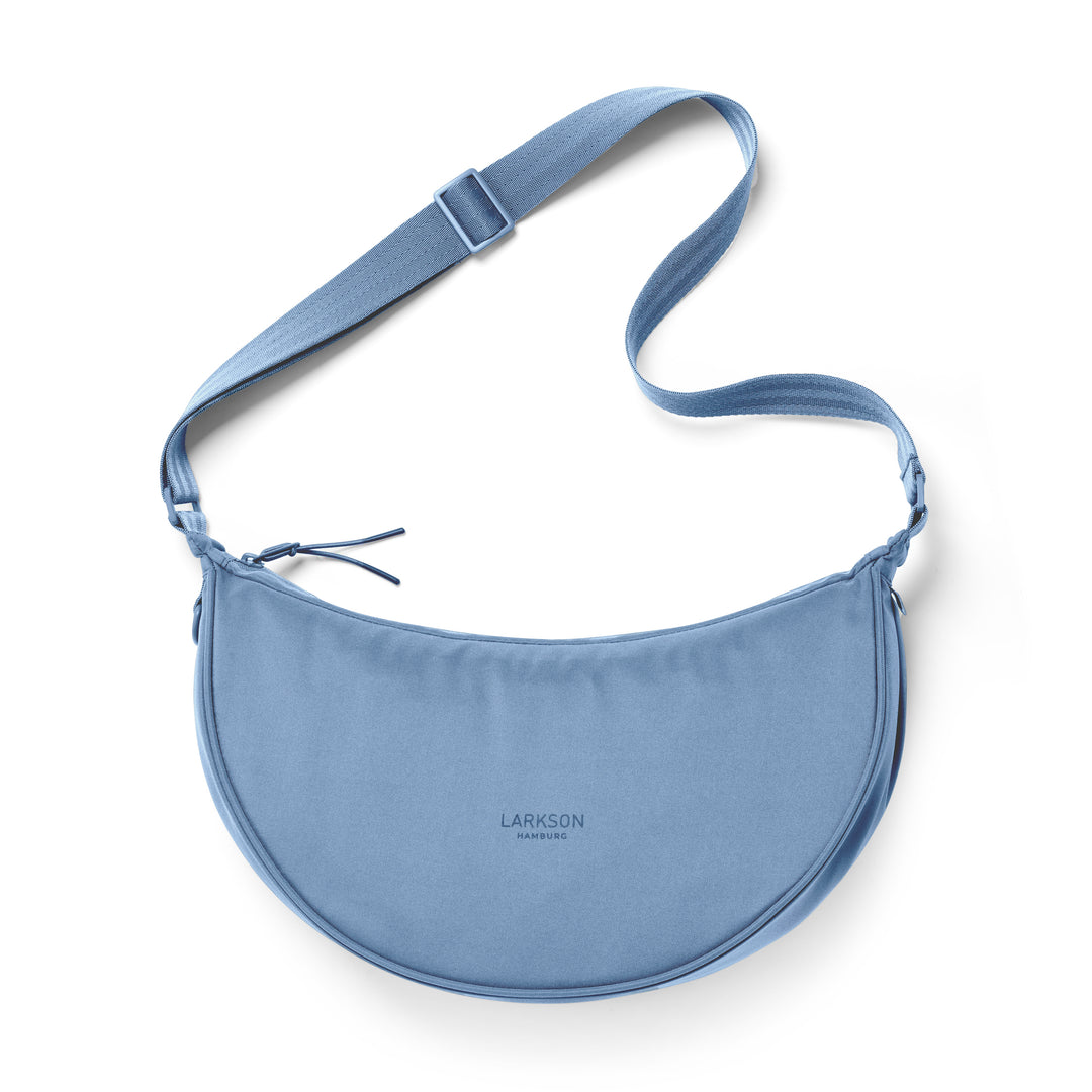LARKSON Half Moon Bag Solveig Medium, hellblaue halbmondförmige Umhängetasche mit verstellbarem Gurt