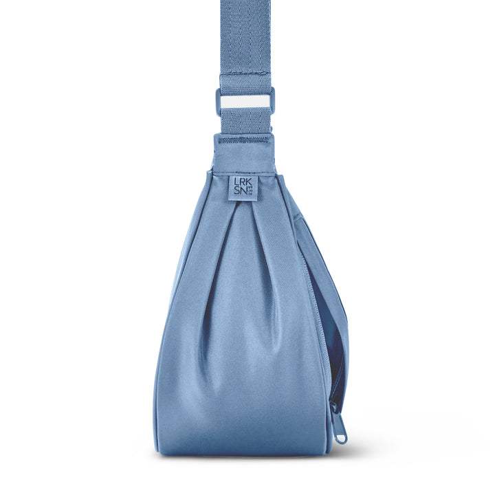 Hellblaue Schultertasche 'Half Moon Bag Solveig Medium' aus robustem Material mit Logoetikett