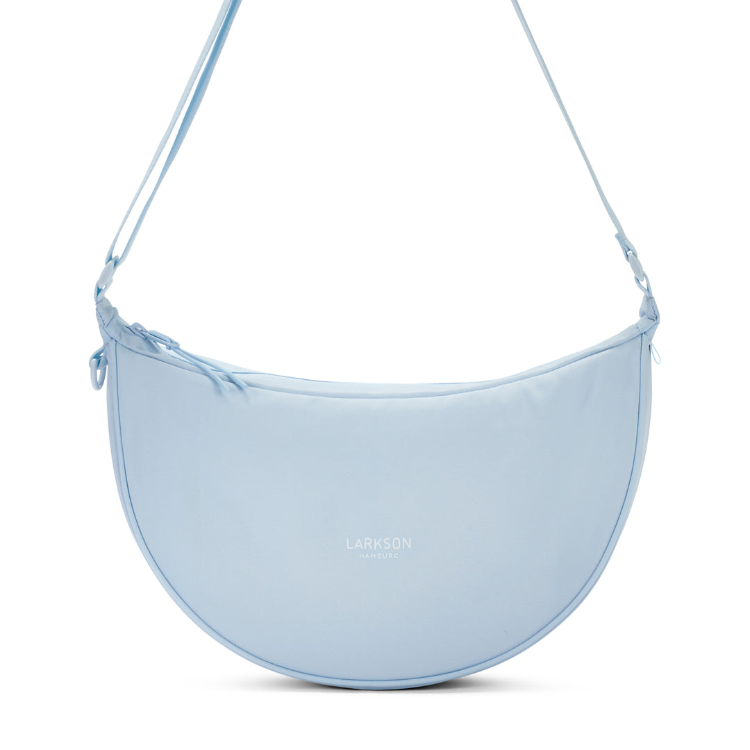 Halbmondförmige mittelgroße Bauchtasche Solveig von LARKSON in hellblau mit verstellbarem Schultergurt