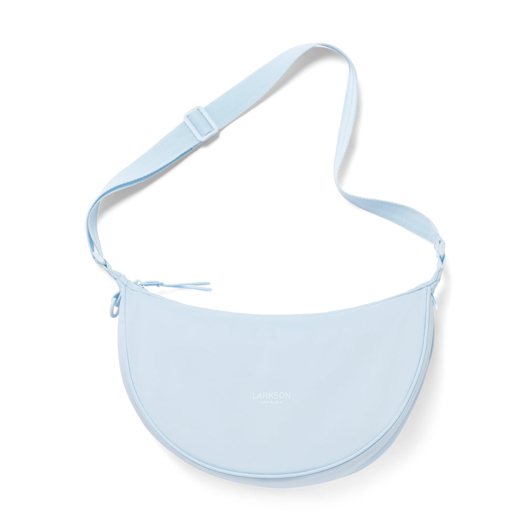 Halbmondförmige Crossbody-Tasche 'Solveig Medium' von LARKSON in Eisblau mit verstellbarem Schulterriemen