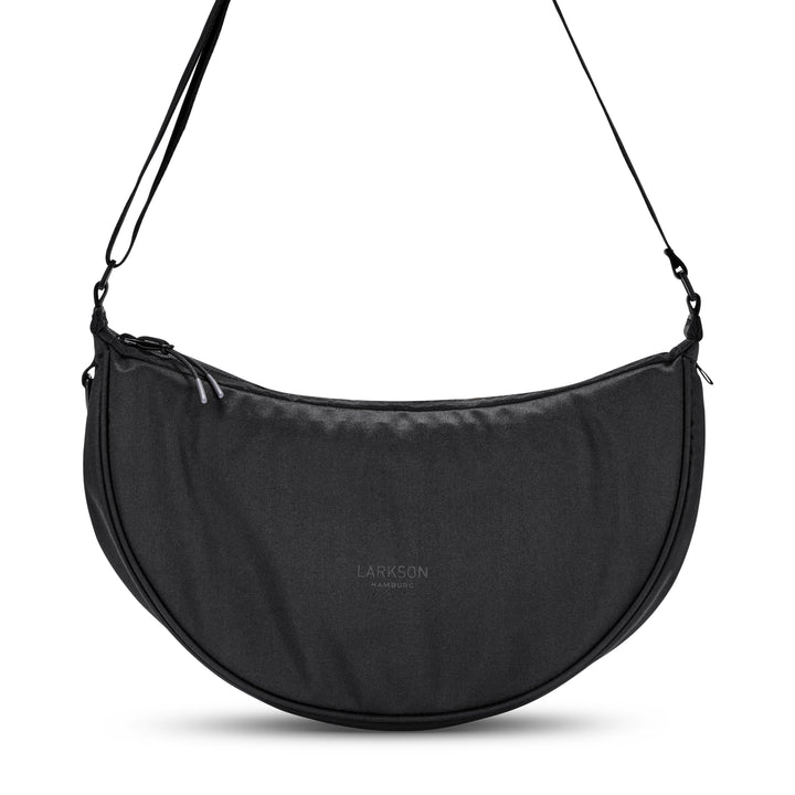 Schwarze halbmondförmige Umhängetasche Half Moon Bag Solveig Medium von LARKSON
