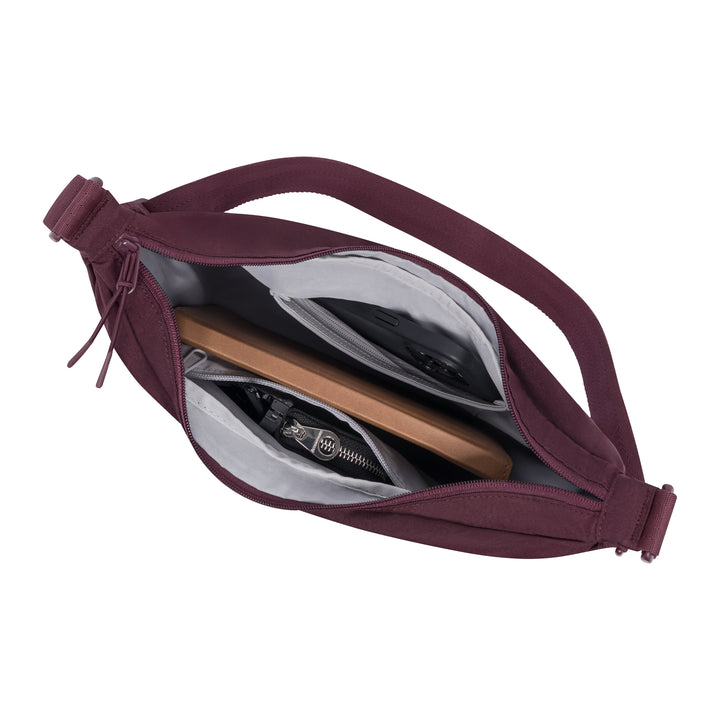 Halbmond-Tasche Solveig Medium in Beerenfarbe mit geöffnetem Hauptfach und sichtbaren Innenfächern
