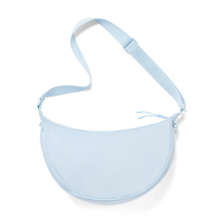 Halbmondtasche Solveig Medium in hellblau mit verstellbarem Gurt